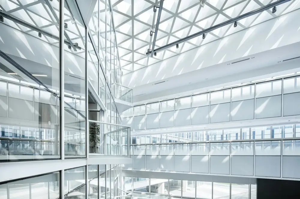 Glazen atrium met daglicht