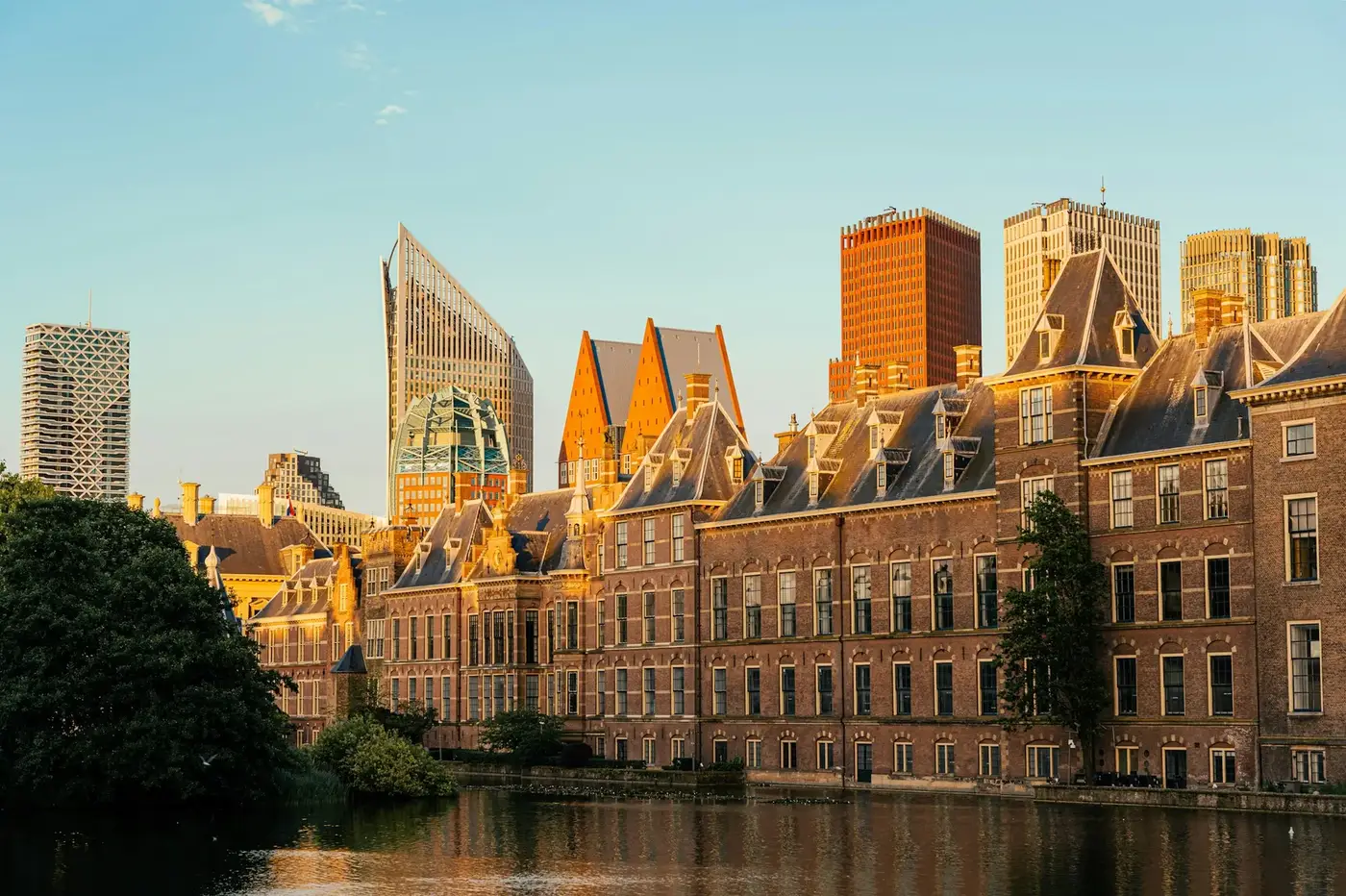 Het Binnenhof in Den Haag bij avondlicht