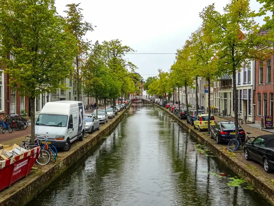 Een gracht in het historische centrum van Delft