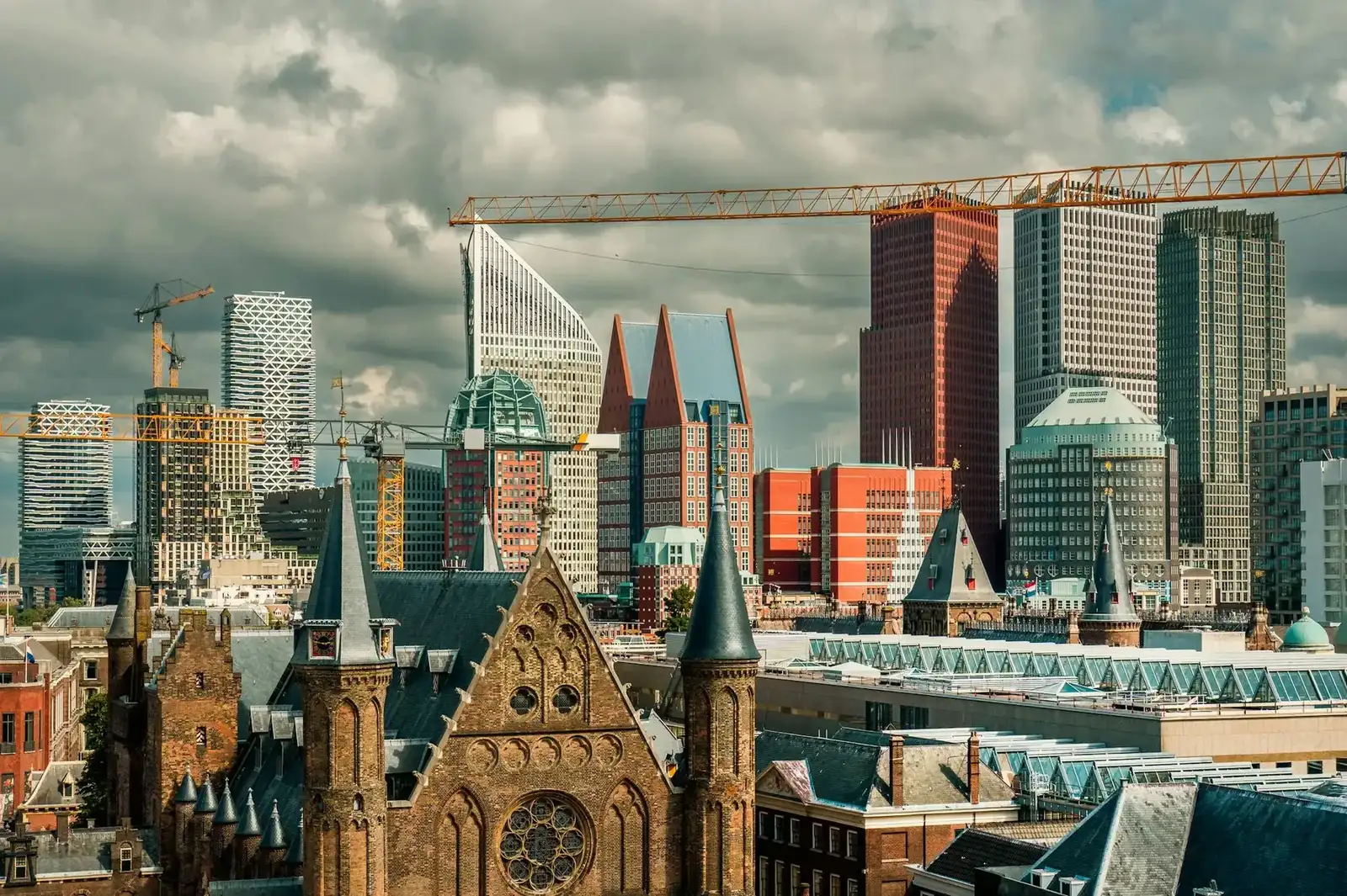 De skyline van Den Haag boven het Binnenhof